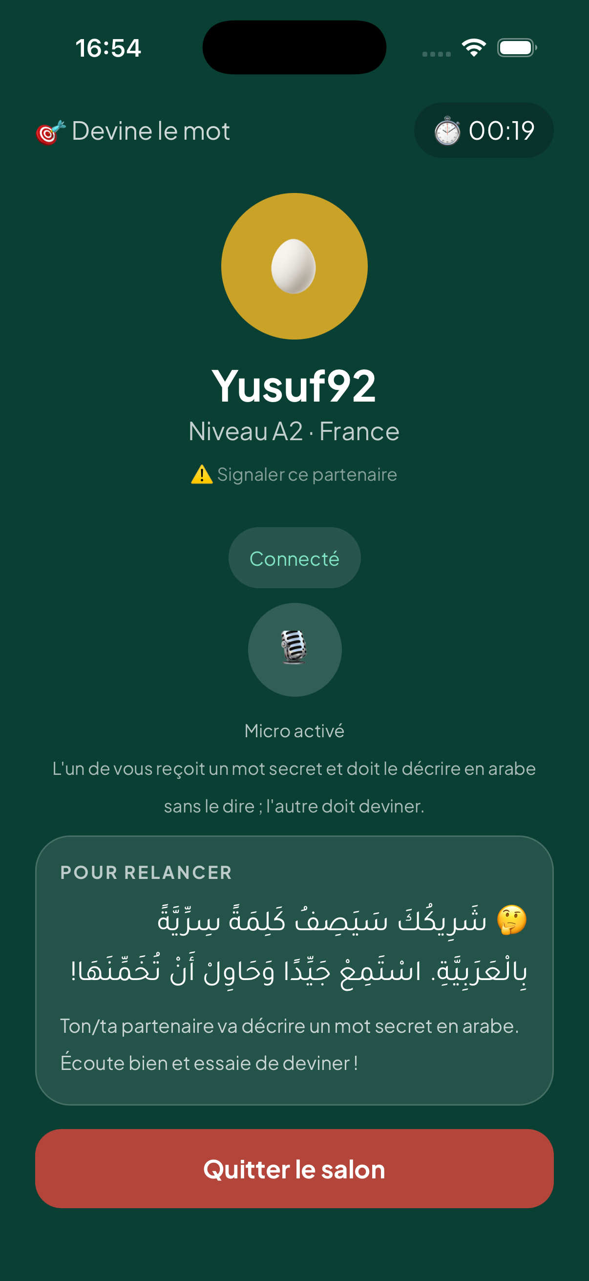 Salon vocal en direct : mode « Devine le mot », minuteur, partenaire connecté, micro activé et consigne du mode affichée en arabe.